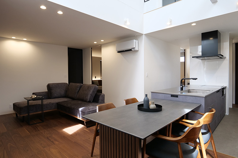 直線上に配置された完璧家事動線のアイランドキッチン