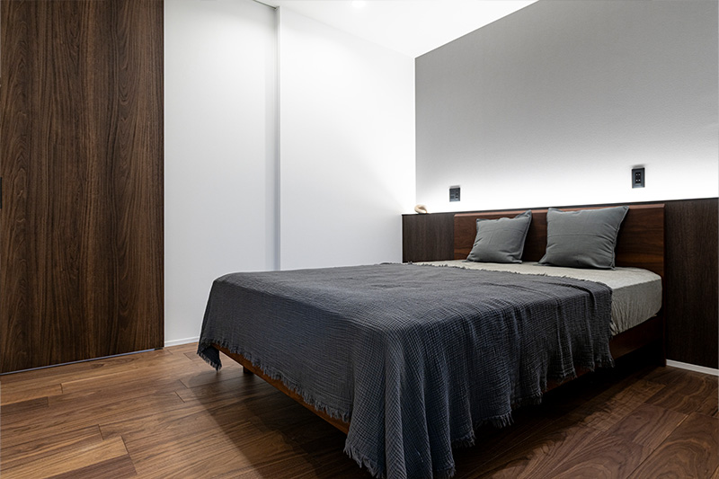 ルーバーから差し込む光が落ち着いた空間を感じさせる寝室