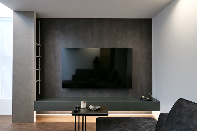 モノトーン+間接照明のリビングは極上のホテルライク空間