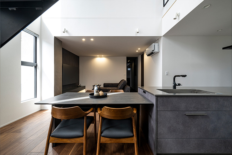 直射日光があたらずとも屋内が明るい幾何学的な外観